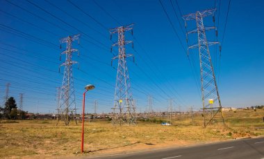Kentsel Soweto Güney Afrika'da Johannesburg, Güney Afrika, 11 Eylül 2011, elektrik güç hatları