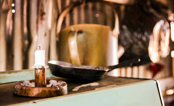 Фасбург, Южная Африка, 11 сентября 2011 года, Свеча и сковорода на кухне дома Совето для малоимущих
