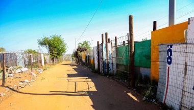 Johannesburg, Güney Afrika, 11 Eylül 2011, geri Ally toprak yol yol banliyö Soweto mahallede