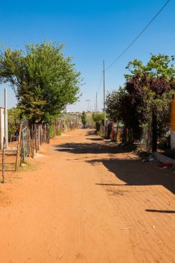 Johannesburg, Güney Afrika, 11 Eylül 2011, geri Ally toprak yol yol banliyö Soweto mahallede