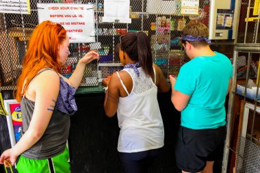 Johannesburg, Güney Afrika, 16 Kasım 2012, turist ürün Soweto turist alan küçük bir dükkanda satın alma