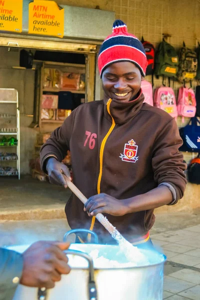 Joanesburgo África Sul Julho 2009 Jovem Africano Cozinhando Mingau Milho — Fotografia de Stock