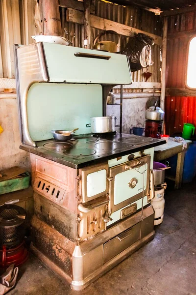 Johannesburg, Güney Afrika, 11 Eylül 2011, eski ahşap yakma düşük gelirli Soweto ev mutfak sobası