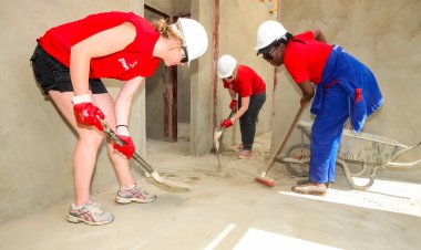 Soweto, Güney Afrika, 10 Eylül 2011, çeşitli topluluk üyeleri Soweto bir takım olarak düşük maliyetli bir ev binada Pwc'ın personel katılmak