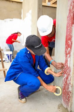 Soweto, Güney Afrika, 10 Eylül 2011, çeşitli topluluk üyeleri Soweto bir takım olarak düşük maliyetli bir ev binada Pwc'ın personel katılmak