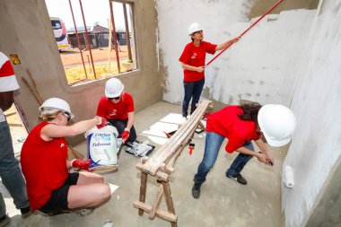 Soweto, Güney Afrika, 10 Eylül 2011, çeşitli topluluk üyeleri Soweto bir takım olarak düşük maliyetli bir ev binada Pwc'ın personel katılmak