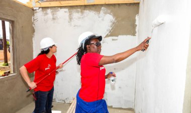 Soweto, Güney Afrika, 10 Eylül 2011, çeşitli topluluk üyeleri Soweto bir takım olarak düşük maliyetli bir ev binada Pwc'ın personel katılmak