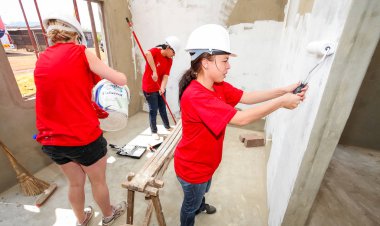 Soweto, Güney Afrika, 10 Eylül 2011, çeşitli topluluk üyeleri Soweto bir takım olarak düşük maliyetli bir ev binada Pwc'ın personel katılmak