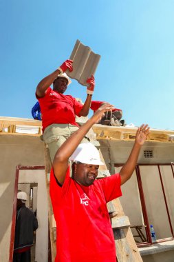 Soweto, Güney Afrika, 10 Eylül 2011, çeşitli topluluk üyeleri Soweto bir takım olarak düşük maliyetli bir ev binada Pwc'ın personel katılmak