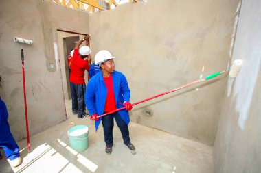 Soweto, Güney Afrika, 10 Eylül 2011, çeşitli topluluk üyeleri Soweto bir takım olarak düşük maliyetli bir ev inşa