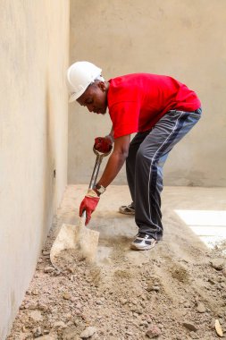 Soweto, Güney Afrika, 10 Eylül 2011, çeşitli topluluk üyeleri Soweto bir takım olarak düşük maliyetli bir ev inşa