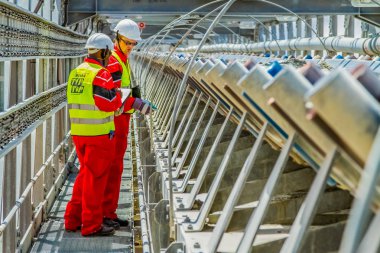 Rustenburg, Güney Afrika, 15 Ekim 2012, konveyör bant hasarı kontrol incelemesi güvenlik müfettişleri ile işleme için platin cevher taşıma