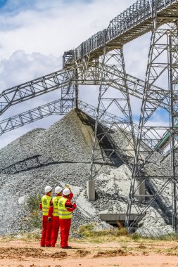 Rustenburg, Güney Afrika, 15 Ekim 2012, konveyör bant hasarı kontrol incelemesi güvenlik müfettişleri ile işleme için platin cevher taşıma