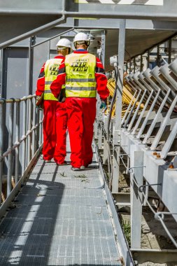 Rustenburg, Güney Afrika, 15 Ekim 2012, konveyör bant hasarı kontrol incelemesi güvenlik müfettişleri ile işleme için platin cevher taşıma