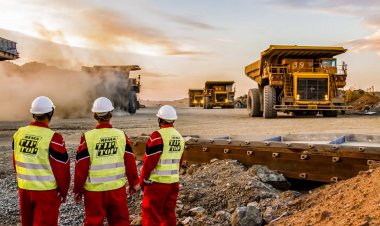 Rustenburg, Güney Afrika, 15 Ekim 2012, büyük platin cevheri madenciliği Emanet müfettişleri ön planda ile işlenmek taşıyan kamyonlar dökümü