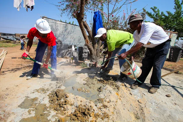 Soweto South Africa September 2011 Diverse Community Members Building Low — Stock Photo, Image