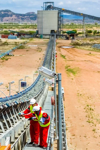 Rustenburg, Güney Afrika, 15 Ekim 2012, konveyör bant hasarı kontrol incelemesi güvenlik müfettişleri ile işleme için platin cevher taşıma