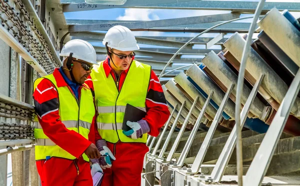 Rustenburg, Güney Afrika, 15 Ekim 2012, konveyör bant hasarı kontrol incelemesi güvenlik müfettişleri ile işleme için platin cevher taşıma