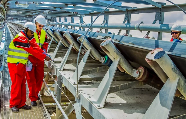 Rustenburg, Güney Afrika, 15 Ekim 2012, konveyör bant hasarı kontrol incelemesi güvenlik müfettişleri ile işleme için platin cevher taşıma