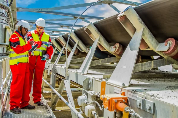 Rustenburg, Güney Afrika, 15 Ekim 2012, konveyör bant hasarı kontrol incelemesi güvenlik müfettişleri ile işleme için platin cevher taşıma