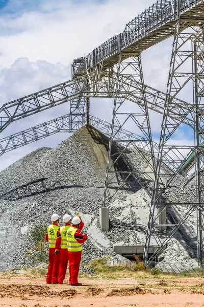 Rustenburg, Güney Afrika, 15 Ekim 2012, konveyör bant hasarı kontrol incelemesi güvenlik müfettişleri ile işleme için platin cevher taşıma