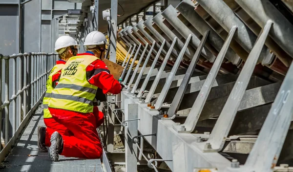 Rustenburg, Güney Afrika, 15 Ekim 2012, konveyör bant hasarı kontrol incelemesi güvenlik müfettişleri ile işleme için platin cevher taşıma