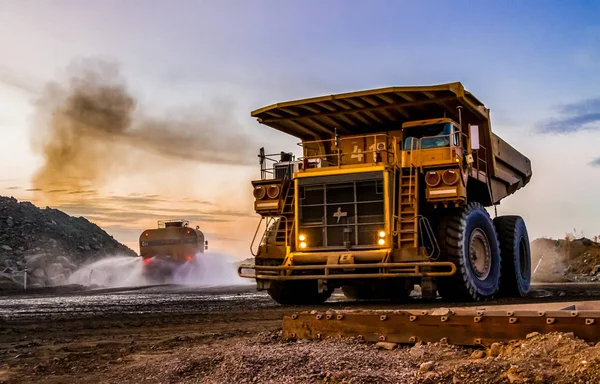 Rustenburg, Güney Afrika, 15 Ekim 2012, büyük damperli kamyonlar işleme için platin cevher taşıma
