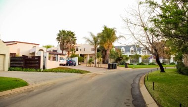 Johannesburg, Güney Afrika, 09 Eylül 2010, Upmarket varlıklı banliyö Johannesburg mahallede kapı halk Emlak