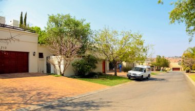 Johannesburg, Güney Afrika, 09 Eylül 2010, Upmarket varlıklı banliyö Johannesburg mahallede kapı halk Emlak