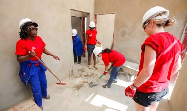 Soweto, Güney Afrika, 10 Eylül 2011, çeşitli topluluk üyeleri Soweto bir takım olarak düşük maliyetli bir ev binada Pwc'ın personel katılmak