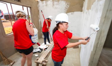 Soweto, Güney Afrika, 10 Eylül 2011, çeşitli topluluk üyeleri Soweto bir takım olarak düşük maliyetli bir ev binada Pwc'ın personel katılmak