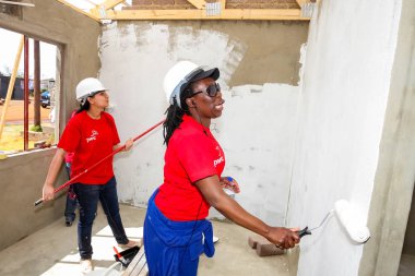 Soweto, Güney Afrika, 10 Eylül 2011, çeşitli topluluk üyeleri Soweto bir takım olarak düşük maliyetli bir ev binada Pwc'ın personel katılmak