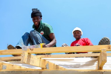 Soweto, Güney Afrika, 10 Eylül 2011, çeşitli topluluk üyeleri Soweto bir takım olarak düşük maliyetli bir ev inşa