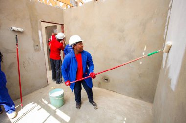 Soweto, Güney Afrika, 10 Eylül 2011, çeşitli topluluk üyeleri Soweto bir takım olarak düşük maliyetli bir ev inşa