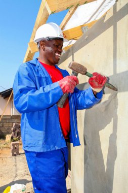 Soweto, Güney Afrika, 10 Eylül 2011, çeşitli topluluk üyeleri Soweto bir takım olarak düşük maliyetli bir ev inşa