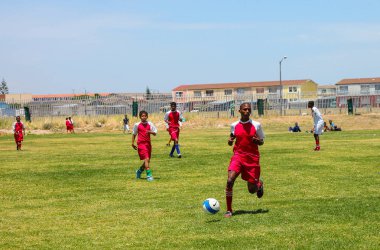 Cape Town, Güney Afrika, 06 Aralık 2011, çeşitli çocuk okulda futbol futbol oyun