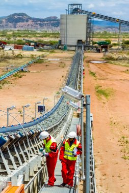 Rustenburg, Güney Afrika, 15 Ekim 2012, konveyör bant hasarı kontrol incelemesi güvenlik müfettişleri ile işleme için platin cevher taşıma