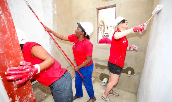 Soweto, Güney Afrika, 10 Eylül 2011, çeşitli topluluk üyeleri Soweto bir takım olarak düşük maliyetli bir ev binada Pwc'ın personel katılmak