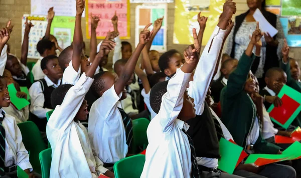 Afrykańskie dzieci w klasie szkoły podstawowej — Zdjęcie stockowe
