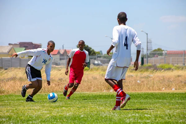 ケープタウン 南アフリカ共和国 2011 多様な子どもたちの学校でサッカーをプレイ — ストック写真