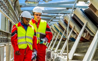 Rustenburg, Güney Afrika, 15 Ekim 2012, konveyör bant hasarı kontrol incelemesi güvenlik müfettişleri ile işleme için platin cevher taşıma