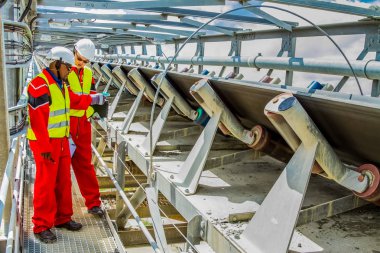 Rustenburg, Güney Afrika, 15 Ekim 2012, konveyör bant hasarı kontrol incelemesi güvenlik müfettişleri ile işleme için platin cevher taşıma