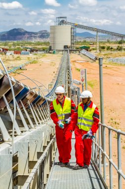 Rustenburg, Güney Afrika, 15 Ekim 2012, konveyör bant hasarı kontrol incelemesi güvenlik müfettişleri ile işleme için platin cevher taşıma