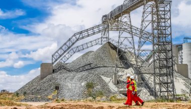 Rustenburg, Güney Afrika, 15 Ekim 2012, konveyör bant hasarı kontrol incelemesi güvenlik müfettişleri ile işleme için platin cevher taşıma
