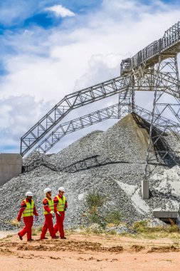 Rustenburg, Güney Afrika, 15 Ekim 2012, konveyör bant hasarı kontrol incelemesi güvenlik müfettişleri ile işleme için platin cevher taşıma