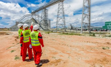 Rustenburg, Güney Afrika, 15 Ekim 2012, konveyör bant hasarı kontrol incelemesi güvenlik müfettişleri ile işleme için platin cevher taşıma