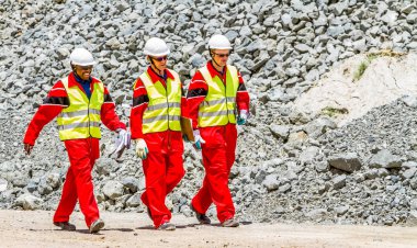Rustenburg, Güney Afrika, 15 Ekim 2012, konveyör bant hasarı kontrol incelemesi güvenlik müfettişleri ile işleme için platin cevher taşıma