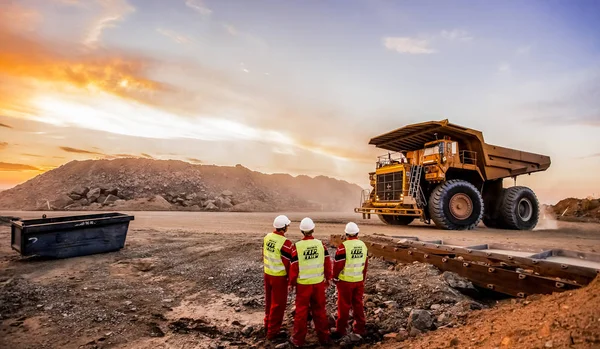 Rustenburg, Güney Afrika, 15 Ekim 2012, büyük platin cevheri madenciliği Emanet müfettişleri ön planda ile işlenmek taşıyan kamyonlar dökümü