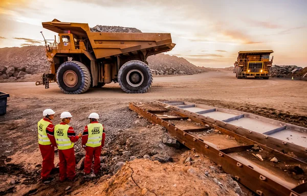 Rustenburg, Güney Afrika, 15 Ekim 2012, büyük platin cevheri madenciliği Emanet müfettişleri ön planda ile işlenmek taşıyan kamyonlar dökümü