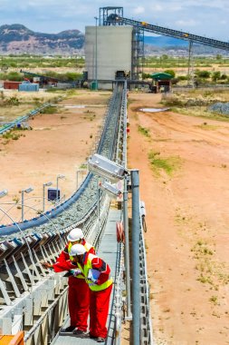 Rustenburg, Güney Afrika, 15 Ekim 2012, konveyör bant hasarı kontrol incelemesi güvenlik müfettişleri ile işleme için platin cevher taşıma